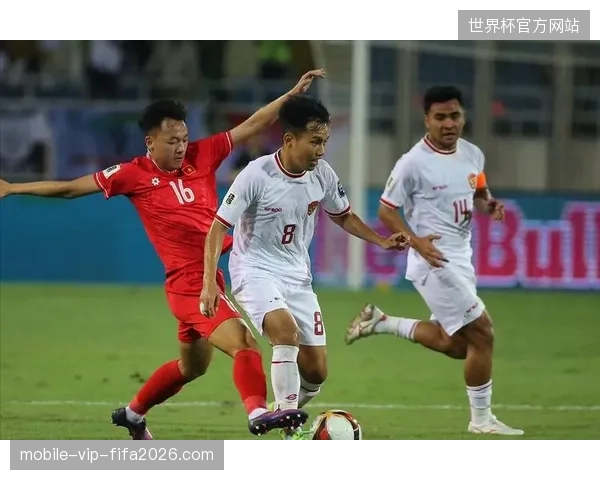 中国男足在18强赛末轮战胜巴林但仍以小组第五出局，日本队与澳大利亚队则以小组前两名直接晋级世界杯